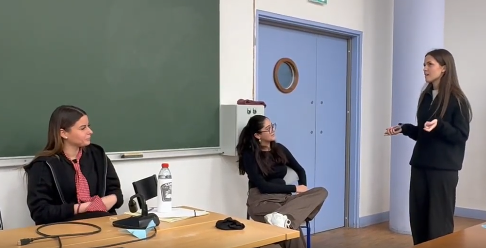 Atelier d'espagnol oral animé par Violeta devant un petit groupe