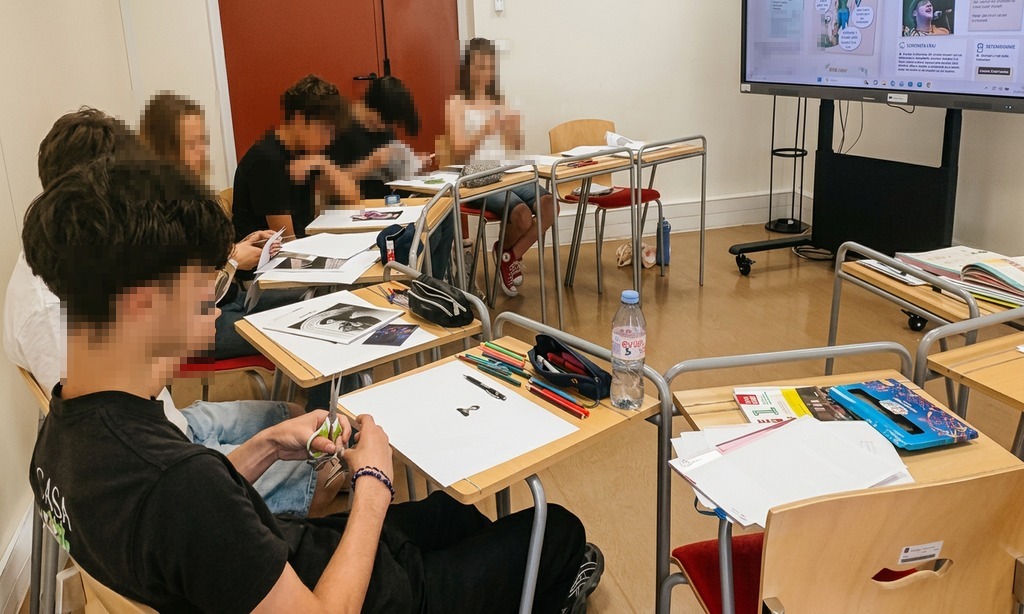 Collégiens en cours d'espagnol en petit groupe